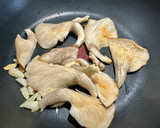秀珍菇炒菜 / 油菜的食譜步驟3照片