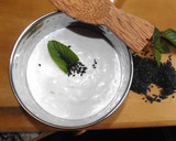 Foto del paso 2 de la receta: Crema de yogurt y tahini con lima y menta