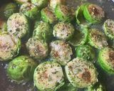 Foto del paso 3 de la receta: Repollitos de Bruselas en manteca de salvia y orégano