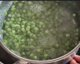 Foto del paso 1 de la receta Garbanzos con guisantes y huevo