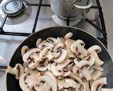 Zapiekanka ziemniaczana z kiełbasą i pieczarkami krok przepisu 1 zdjęcie