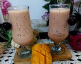 A picture of step 4 of Mango 🥭 n 🍒Cherry milk 🥛shake 😋.