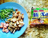 Hình bước làm 1 của món Mì trộn nấm đùi gà, xúc xích.