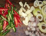 Foto langkah ke 2 dari resep Tumis Ikan Asin Pedas.