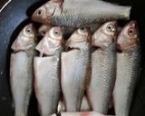 Hình bước làm 1 của món Cá linh kho cà chua