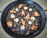 Foto del paso 10 de la receta: Fideuà negra del senyoret con chipirones en tempura