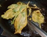 A picture of step 3 of Palak crispy pakoray.