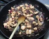 Une image de l'étape 8 de Tagliatelles au saumon, oignon rouge et vodka.