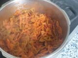 Macarrones con chorizo, bacon y tomate