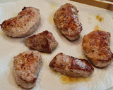 Foto del paso 2 de la receta: Solomillo de cerdo en salsa de queso y calabacín