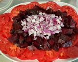 Une image de l'étape 9 de Salade composée tomates, betteraves rouges, jambon blanc,bacon et oignon rouge.