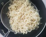 Foto langkah ke 1 dari resep Mie goreng sosis ayam.