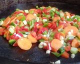 Foto del paso 3 de la receta: Pescado de río al disco con vegetales y fideos de arroz