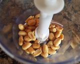Foto del paso 2 de la receta Crema de calabacín con aguacate y cacahuetes