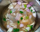 รูปขั้นตอนการทำที่ 2 ของ ต้มปลานิลใส่ใบมะขาม