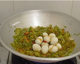 Foto langkah ke 3 dari resep Tumis Pare Telur Puyuh.