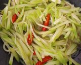 Foto langkah ke 4 dari resep Tumis Labu Siam Bawang Putih.