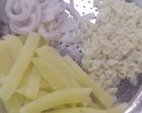 A picture of step 1 of Noodles pakoray.