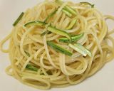 A picture of step 2 of Aglio, olio, peperoncino con zucchine.
