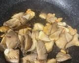 Foto del paso 2 de la receta: Revuelto de setas y gulas