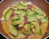 Foto del paso 3 de la receta: Tortilla abierta de aguacate, jamón y queso