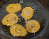 गहू ज्वारी पीठाच्या टोमॅटो चकल्या (tomato chakali recipe in marathi) रेसिपी स्टेप 4 फोटो 