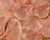 Foto del paso 2 de la receta: Chuletas de cerdo y papas en el disco