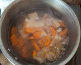 Foto langkah ke 3 dari resep Sayur Bening Daun Kelor, Tahu dan Wortel.