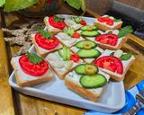 صورة لخطوة 2 من وصفة مقبلات توست بالجبنة 🍞🍅🥒