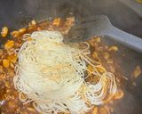 A picture of step 3 of Single Serving Black Pepper Mushroom Teppan Noodles.