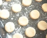 Foto del paso 3 de la receta: Alfajorcitos de maicena / Ojitos de membrillo