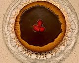 Foto del passaggio 6 della ricetta Crostata di nocciole con confettura di fragole ricoperta da ganache al cioccolato