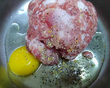 起司咖哩漢堡排。懶人版不髒手漢堡排的食譜步驟1照片
