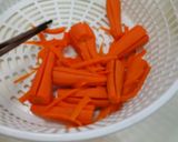 Hình bước làm 1 của món Giò sống cuộn rau củ hấp
