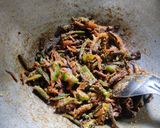 A picture of step 3 of Crispy bhindi capsicum.