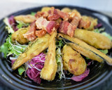 Foto del paso 6 de la receta: Ensalada templada de alcachofa y berenjena en tempura con torreznos