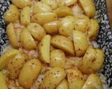 Savanyú káposzta ágyon sült krumpli gombával recept fázis 1 fotója