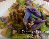 รูปขั้นตอนการทำที่ 6 ของ ผัดดอกแคสีแดงกับหมูสับ