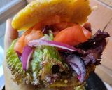 Foto del paso 9 de la receta: Arepa🫓 rellena de berenjena🍆 ahumada, vegetales🧅🍅🥙 y aderezo🤔
