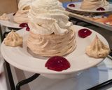 Une image de l'étape 10 de Pavlova en fraise melba et sa gelée de fleur d'hibiscus.