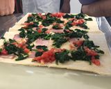 Foto del paso 7 de la receta: Rotolo de espinaca, panceta y tomate con salsa pesto