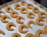 Foto langkah ke 5 dari resep Almond crescent cookies.