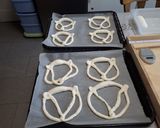 Foto del passaggio 15 della ricetta Bretzel senza glutine