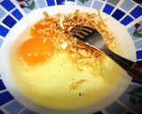 Foto del paso 1 de la receta Tortilla de huevo con lascas de calabacín y copos de cebolla seca