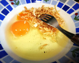 Foto del paso 1 de la receta: Tortilla de huevo con lascas de calabacín y copos de cebolla seca