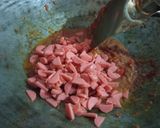 Foto langkah ke 5 dari resep Cireng Merah Putih🇮🇩 Isi Kornet-Sosis Pedas.