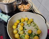 Kapros-sárgaparadicsomos-fokhagymás-garnèlás tészta recept fázis 1 fotója