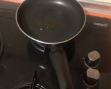 Foto del paso 3 de la receta: Huevo roto con tostadas de salmón