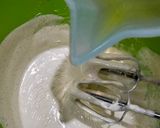 Foto langkah ke 4 dari resep Bolu kukus pandan kismis.