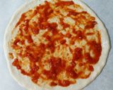 Hình bước làm 6 của món Pizza cá hồi xúc xích thịt xông khói